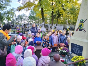 „Pamiętamy o zmarłych” - wycieczka przedszkolaków na cmentarz.